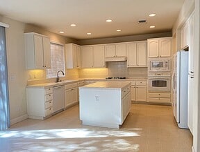 1042 Tulloch Dr in Tracy, CA - Building Photo - Building Photo