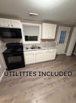 235-237-237 State Rd in Westport, MA - Building Photo