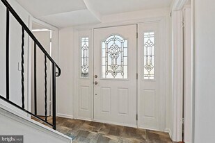 6713 Old Chesterbrook Rd in McLean, VA - Building Photo