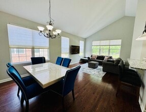 326 Broadmoor Ln in Bartlett, IL - Building Photo - Building Photo