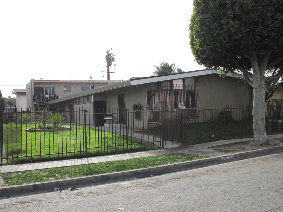 10230 S 10th Ave in Inglewood, CA - Building Photo