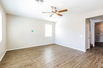 6409 S 69th Glen in Phoenix, AZ - Foto de edificio - Building Photo