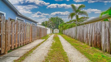 1225 16th Ave N in Lake Worth, FL - Building Photo - Building Photo