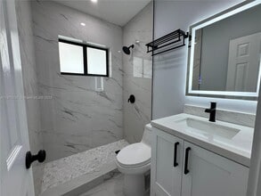 16440 NE 10th Ave in North Miami Beach, FL - Foto de edificio - Building Photo