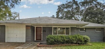 4234 T C Jester Blvd in Houston, TX - Foto de edificio - Building Photo