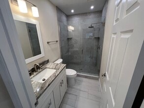 191 Anchorage St, Unit A in Fort Myers Beach, FL - Foto de edificio - Building Photo