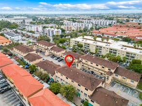 7995 NW 8th St in Miami, FL - Foto de edificio - Building Photo