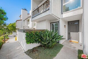 1758 Palisades Dr in Los Angeles, CA - Building Photo