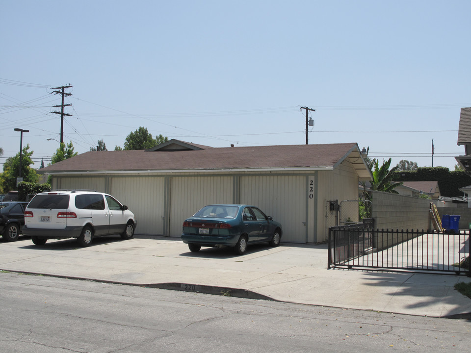 220 N Hagar St in San Fernando, CA - Building Photo