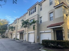 6020 W Sample Rd, Unit 204 in Coral Springs, FL - Building Photo - Building Photo