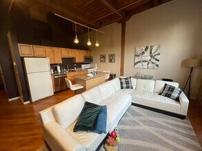 226 N Clinton St, Unit 608 in Chicago, IL - Foto de edificio - Building Photo