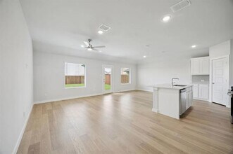 737 Poppy Ln in Lavon, TX - Foto de edificio - Building Photo