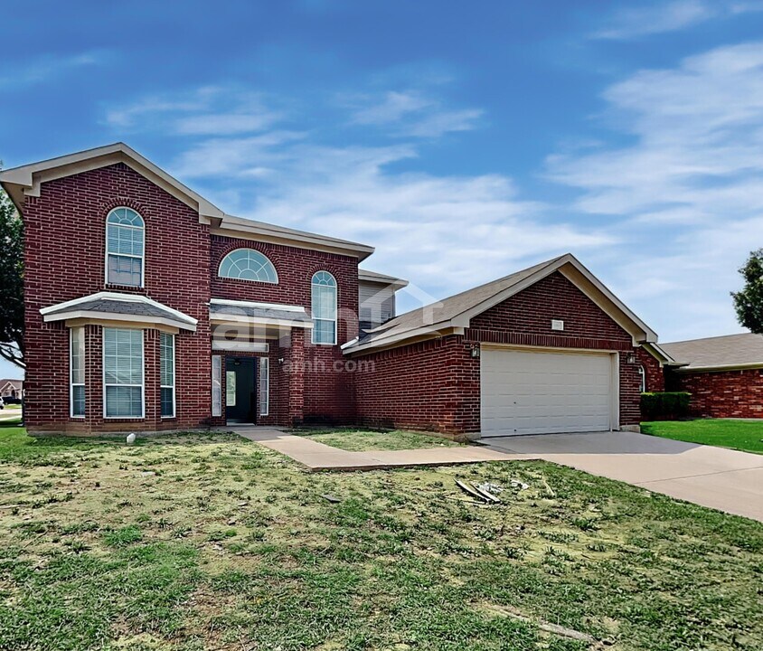 1801 Wolf Creek Dr in Arlington, TX - Building Photo