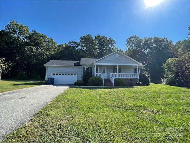 2474 Oak Valley Ln in Maiden, NC - Foto de edificio