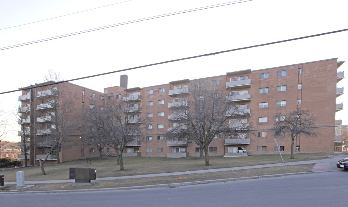 2600 Finch in Toronto, ON - Building Photo