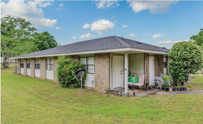 Deer Run Apartments in Pace, FL - Foto de edificio - Building Photo