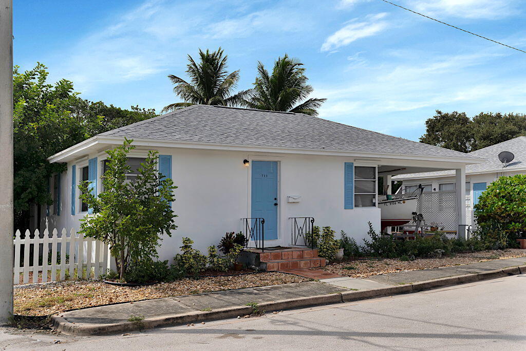 711 11th Ave N in Lake Worth, FL - Building Photo