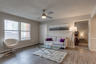 12th and Renaissance Apartment Homes in Norman, OK - Building Photo - Interior Photo