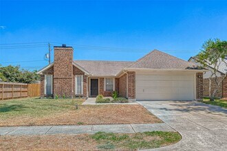 16015 Surrey Woods Dr in Friendswood, TX - Building Photo - Building Photo