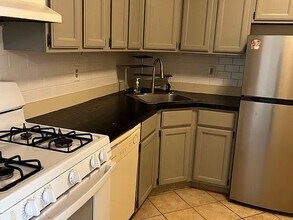 143 College Dr in Edison, NJ - Building Photo - Building Photo