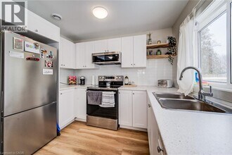 10 Weaver St in Cambridge, ON - Building Photo - Building Photo