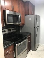 7075 NW 186th St in Hialeah, FL - Building Photo