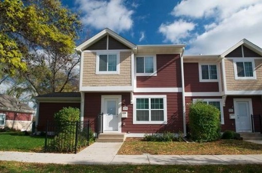 Ewing Square in Brooklyn Center, MN - Foto de edificio