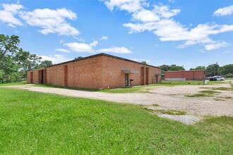 200 Motel Dr. in Alvin, TX - Building Photo - Building Photo