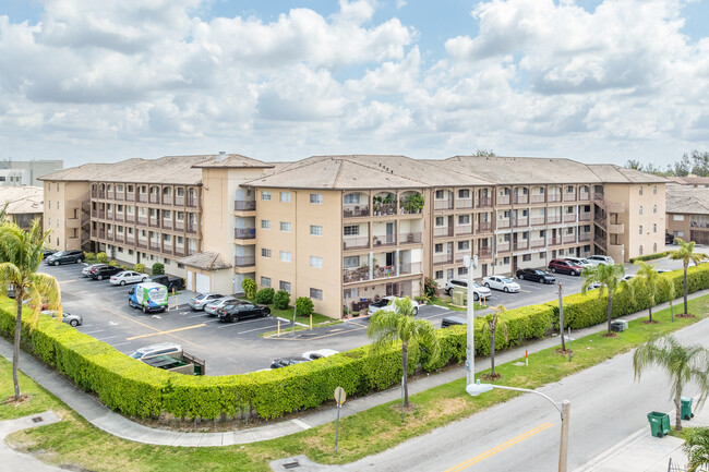 Grand Vista in Hialeah, FL - Building Photo - Primary Photo