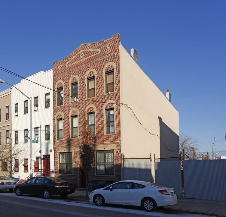 16 Morgan Ave in Brooklyn, NY - Building Photo