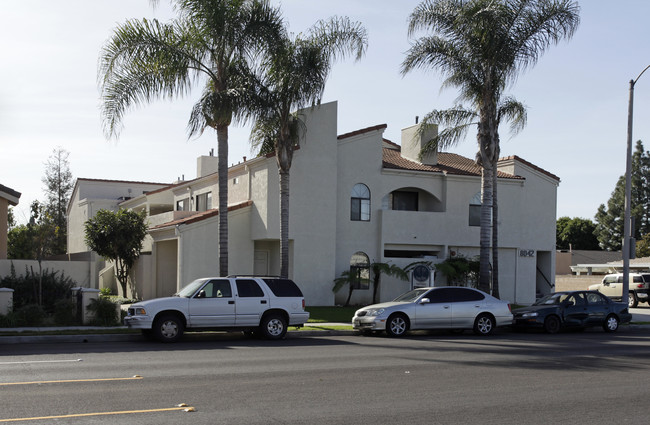 Buena Palms Apartments in Buena Park, CA - Foto de edificio - Building Photo