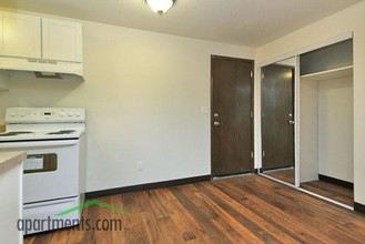 Lake Crest Apartments in Milwaukie, OR - Building Photo - Interior Photo