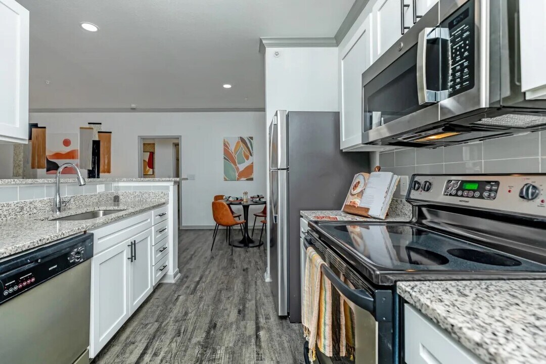 9914 Military Dr W in San Antonio, TX - Building Photo