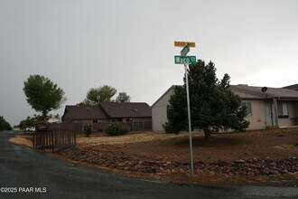 8901 E Waco Ct in Prescott Valley, AZ - Foto de edificio - Building Photo