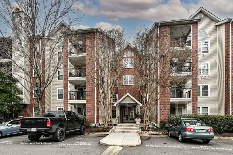 3315 Wyndham Cir in Alexandria, VA - Building Photo