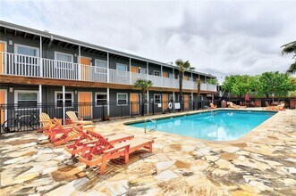 2401 Manor Rd in Austin, TX - Foto de edificio - Building Photo