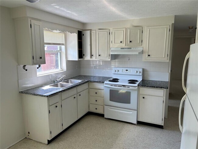 2030 Hess Dr in Holiday, FL - Building Photo - Building Photo