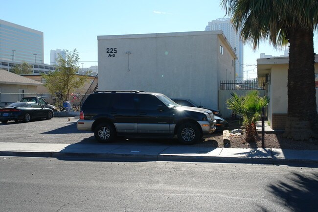 225 W Chicago Ave in Las Vegas, NV - Building Photo - Building Photo