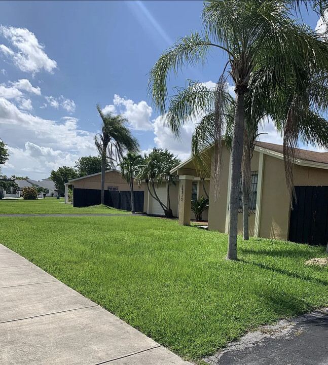 14813 SW 67th Ln in Miami, FL - Building Photo