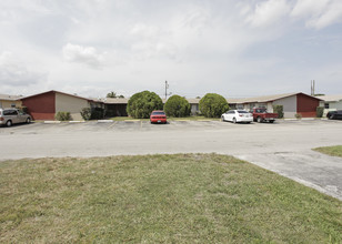 7625-7631 Venetian St in Miramar, FL - Building Photo - Building Photo