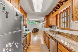 12816 NE 68th St in Kirkland, WA - Foto de edificio - Building Photo