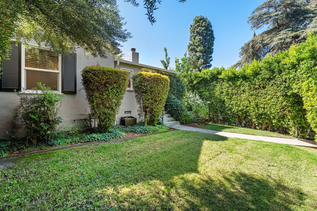 4242 Van Nuys Blvd in Sherman Oaks, CA - Building Photo