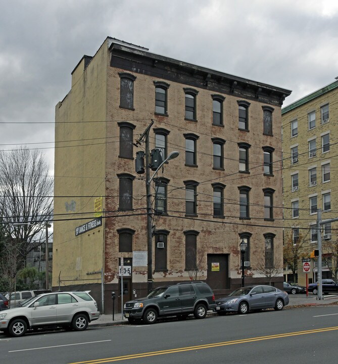 143-145 Christopher Columbus Dr in Jersey City, NJ - Building Photo