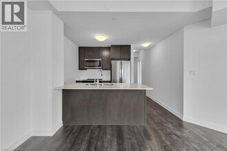 10 Mallard Trl in Hamilton, ON - Building Photo - Building Photo