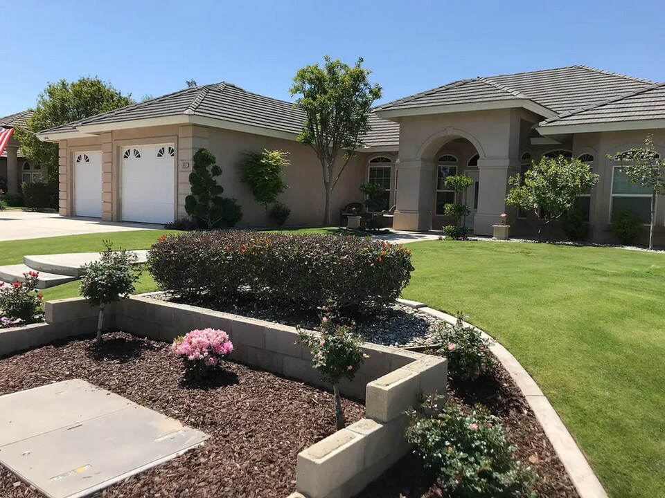 1933 Kellie Marie St in Bakersfield, CA - Building Photo