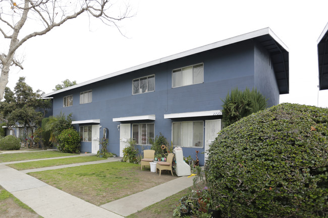 2725 S Baker St in Santa Ana, CA - Building Photo - Building Photo