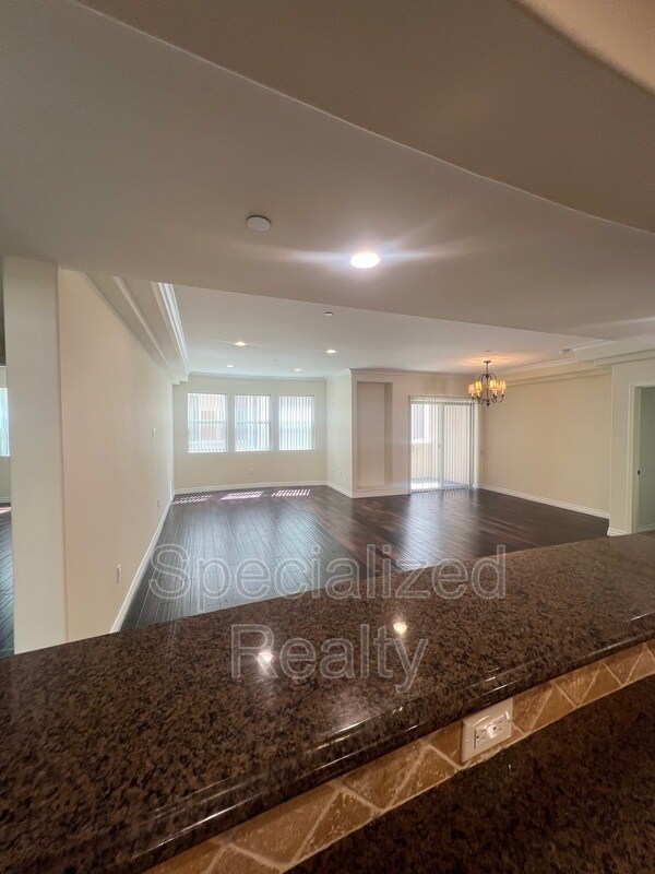 10921 Whipple St in Los Angeles, CA - Building Photo - Building Photo