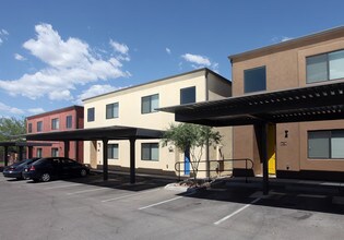 Casa Belleza Townhomes in Tucson, AZ - Building Photo - Building Photo