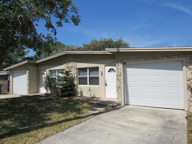 222 N Brevard Ave in Cocoa Beach, FL - Foto de edificio - Building Photo