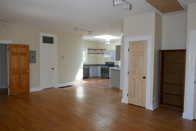 145 S Columbia Dr, Unit B